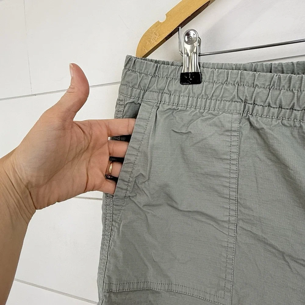 Vuori Shorts Women XL Sage Green Ripstop Raw‎ Hem Drawstring